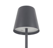 Nahaufnahme einer modernen, schwarzen Akku-Stehleuchte von unten betrachtet.