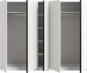 Weißer Kleiderschrank mit zwei geöffneten Drehtüren, innen mit Kleiderstangen und mittigem Regalbereich, Frontansicht leicht schräg von vorn