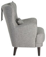 Grauer Ohrensessel in Seitenansicht mit dunklen Holzbeinen.