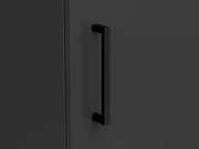 Nahaufnahme eines schwarzen Griffs an einem dunklen Mehrzweckschrank, seitliche Perspektive