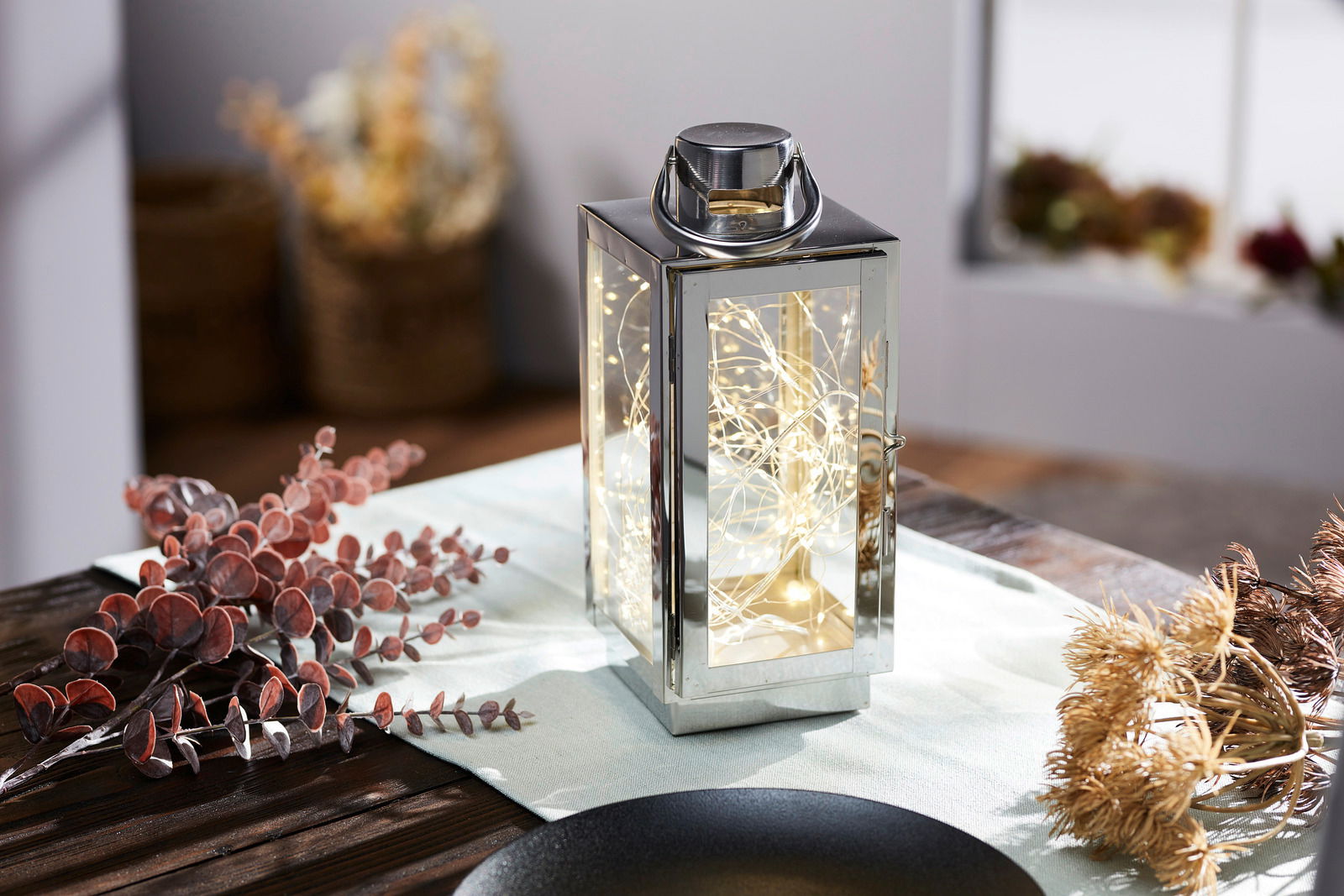 Edelstahl Laterne mit Micro LED Beleuchtung auf einem Tisch, seitliche Perspektive