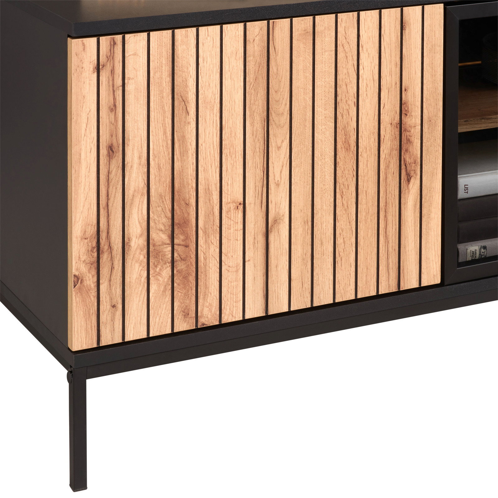 Nahaufnahme eines XL-TV-Lowboards mit Holzlamellen-Design und schwarzem Metallrahmen, seitliche Perspektive.