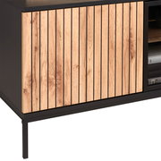 Nahaufnahme eines XL-TV-Lowboards mit Holzlamellen-Design und schwarzem Metallrahmen, seitliche Perspektive.