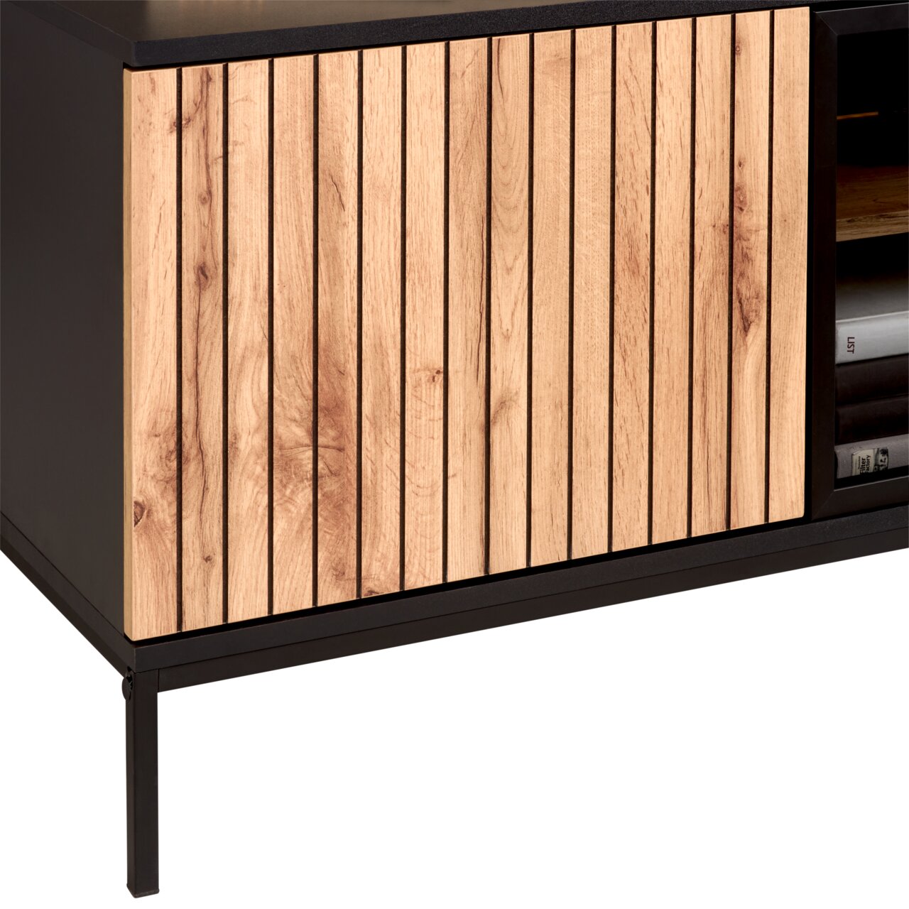 Nahaufnahme eines XL-TV-Lowboards mit Holzlamellen-Design und schwarzem Metallrahmen, seitliche Perspektive.