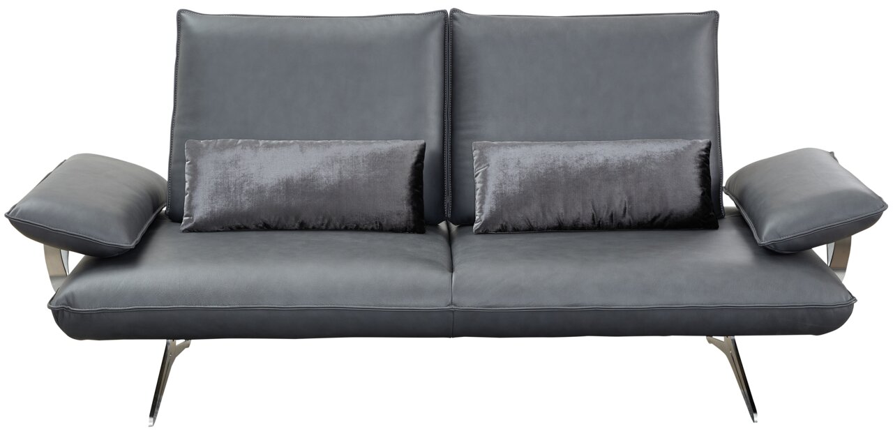 Modernes 2,5-Sitzer Sofa in grauem Leder mit zwei dekorativen Kissen, frontal fotografiert.
