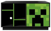 Schwarzes Sideboard mit offenen Fächern links und grüner Schiebetür mit pixeligem Creeper-Motiv rechts, Frontansicht.