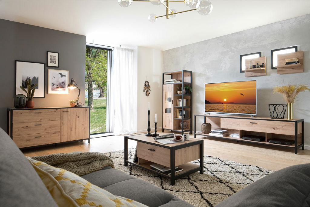 Z2 Couchtisch ALGARVE Modernes Wohnzimmer mit Holzmöbeln, darunter ein Sideboard, ein Couchtisch und ein TV-Lowboard, aus der Perspektive eines Sofas betrachtet.