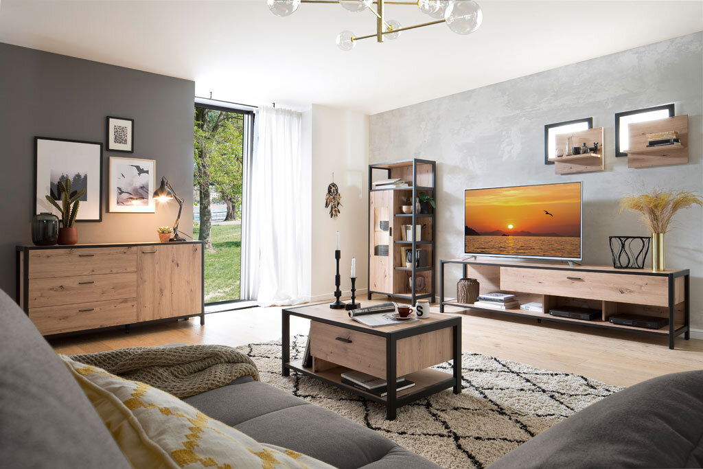 Modernes Wohnzimmer mit Holzmöbeln, darunter ein Sideboard, ein Couchtisch und ein TV-Lowboard, aus der Perspektive eines Sofas betrachtet.