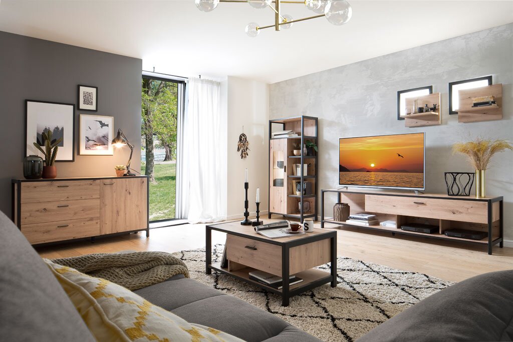 Modernes Wohnzimmer mit Holzmöbeln, darunter ein Sideboard, ein Couchtisch und ein TV-Lowboard, aus der Perspektive eines Sofas betrachtet.