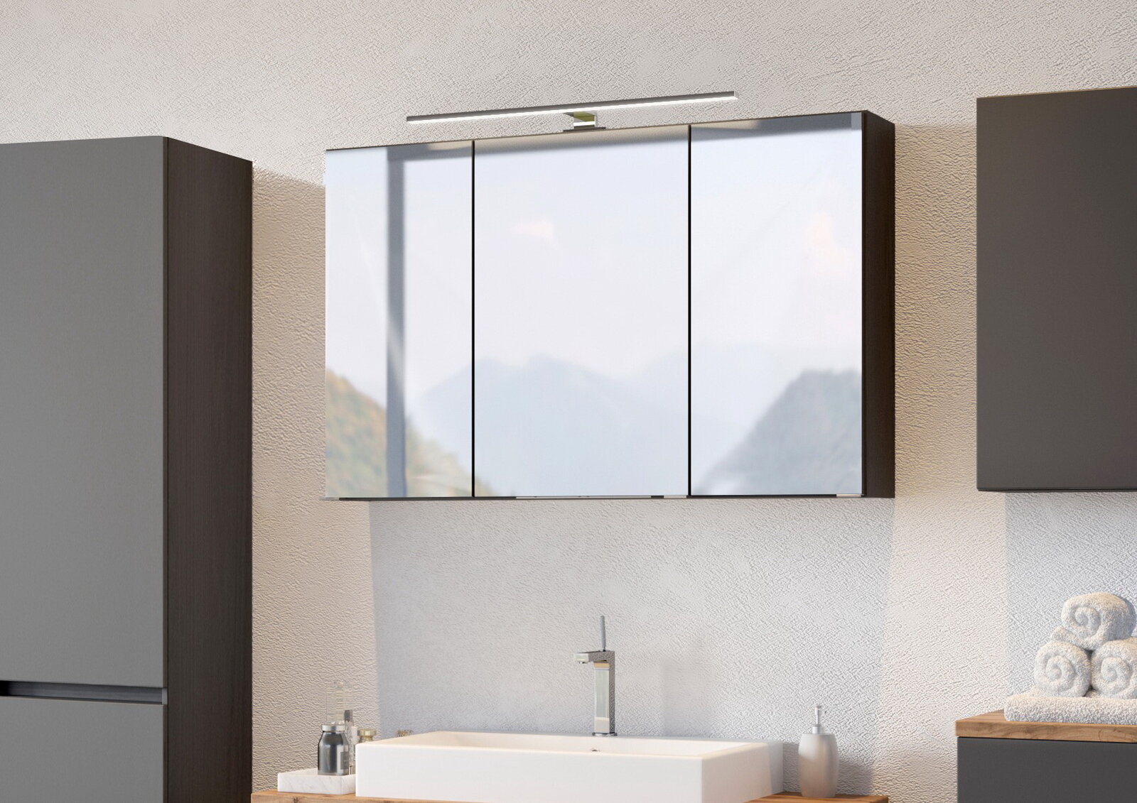 Moderner Spiegelschrank mit drei Türen, frontal betrachtet, über einem Waschbecken montiert.