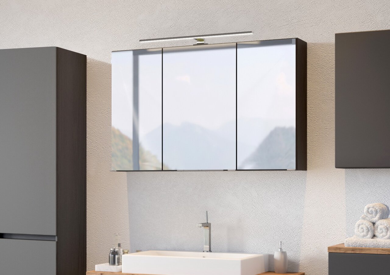 Moderne spiegelkast met drie deuren, gezien vanaf de voorkant, gemonteerd boven een wastafel.
