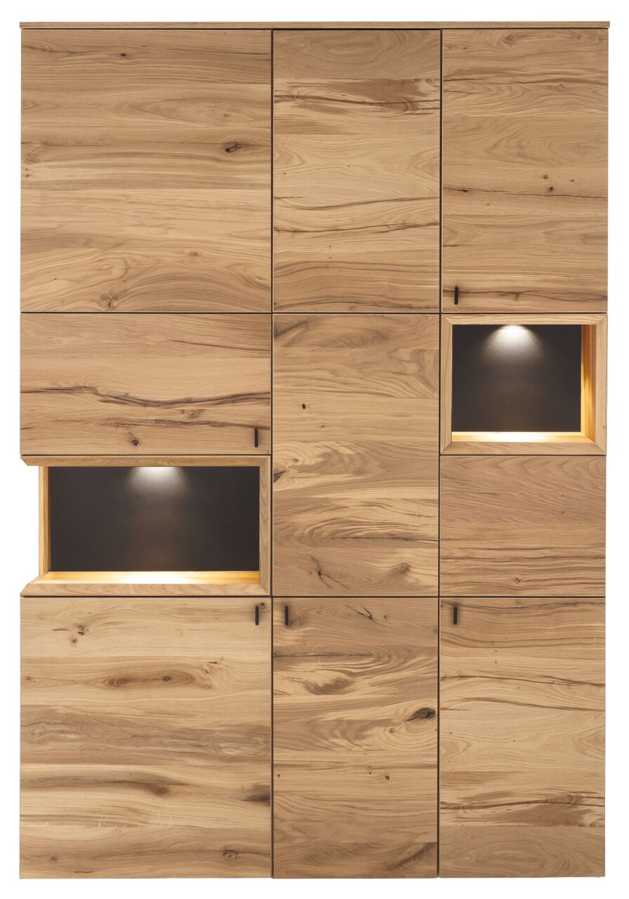 Frontale Ansicht einer modernen Vitrine aus hellem Holz mit mehreren Türen und beleuchteten Fächern.