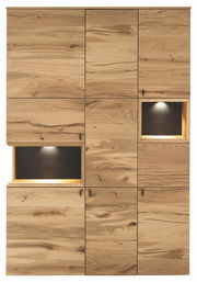 Frontale Ansicht einer modernen Vitrine aus hellem Holz mit mehreren Türen und beleuchteten Fächern.