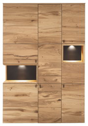 Vooraanzicht van een moderne vitrinekast van licht hout met meerdere deuren en verlichte vakken.