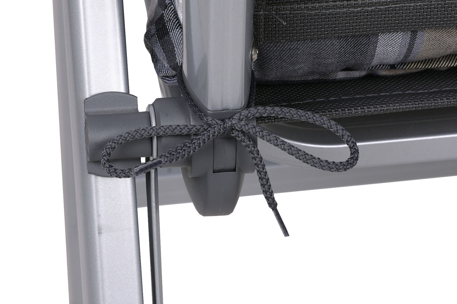 Nahaufnahme einer Sesselauflage mit grauem Gestell und schwarzer Kordel zur Befestigung.