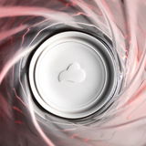 Blick von oben in ein rotes Trinkglas mit spiralförmigem Design.