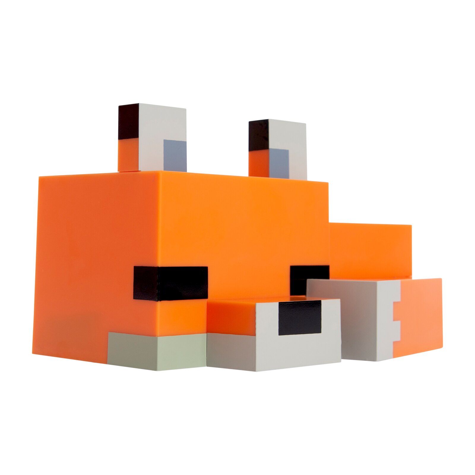 Orangefarbene, würfelförmige Pixel-Fuchs-Figur im Minecraft-Stil mit weißen und schwarzen Details, freigestellt auf weißem Hintergrund, Ansicht schräg von vorne (3/4-Perspektive).