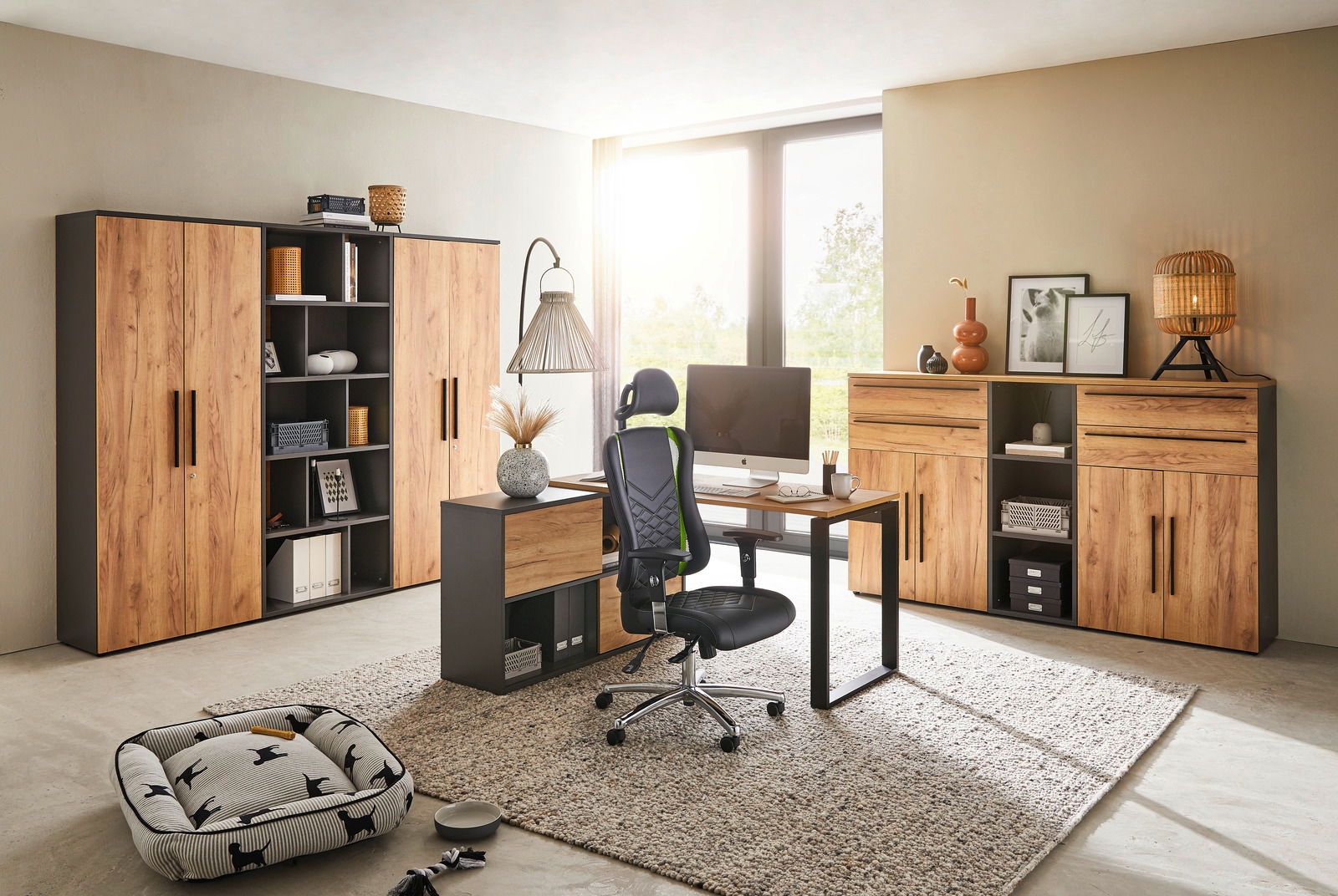 Novel Aktenregal 3OH schmal RENTON Modernes Büro mit Holz-Aktenregalen, Schreibtisch und ergonomischem Stuhl, seitliche Perspektive