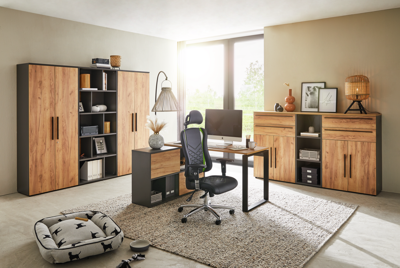 Novel Aktenschrank niedrig RENTON Modernes Büro mit Holz-Aktenregalen, Schreibtisch und ergonomischem Stuhl, seitliche Perspektive