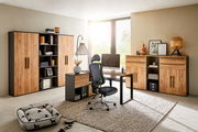 Modernes Büro mit Holz-Aktenregalen, Schreibtisch und ergonomischem Stuhl, seitliche Perspektive