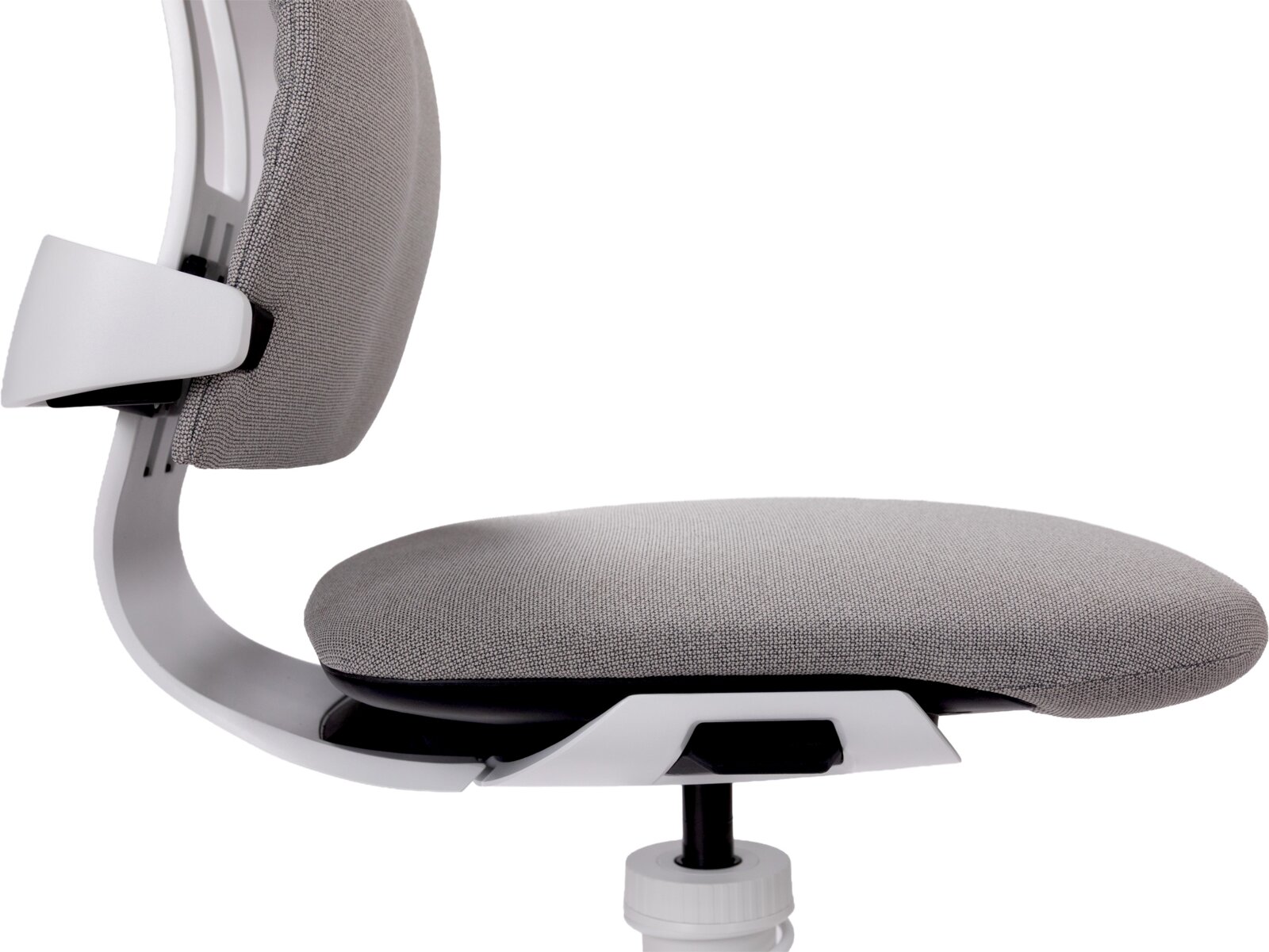 Zijaanzicht van een ergonomische bureaustoel met grijze stoffen zitting en rugleuning, wit frame en verstelbare armleuning op witte achtergrond