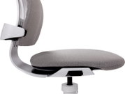 Zijaanzicht van een ergonomische bureaustoel met grijze stoffen zitting en rugleuning, wit frame en verstelbare armleuning op witte achtergrond