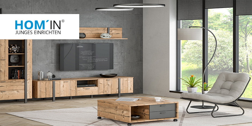 Das helle Wohnzimmer ist mit Holzmöbeln, einem eleganten TV-Gerät und einem grauen Sessel ausgestattet.