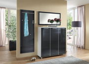 Modernes Garderoben-Set bestehend aus einem schwarzen Wandpaneel mit Kleiderstange, einem Spiegel und einem dreitürigen Schrank in Hochglanzoptik. Perspektive: Frontalansicht.