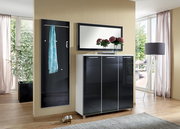 Modernes Garderoben-Set bestehend aus einem schwarzen Wandpaneel mit Kleiderstange, einem Spiegel und einem dreitürigen Schrank in Hochglanzoptik. Perspektive: Frontalansicht.