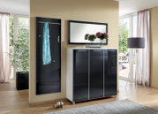Modernes Garderoben-Set bestehend aus einem schwarzen Wandpaneel mit Kleiderstange, einem Spiegel und einem dreitürigen Schrank in Hochglanzoptik. Perspektive: Frontalansicht.