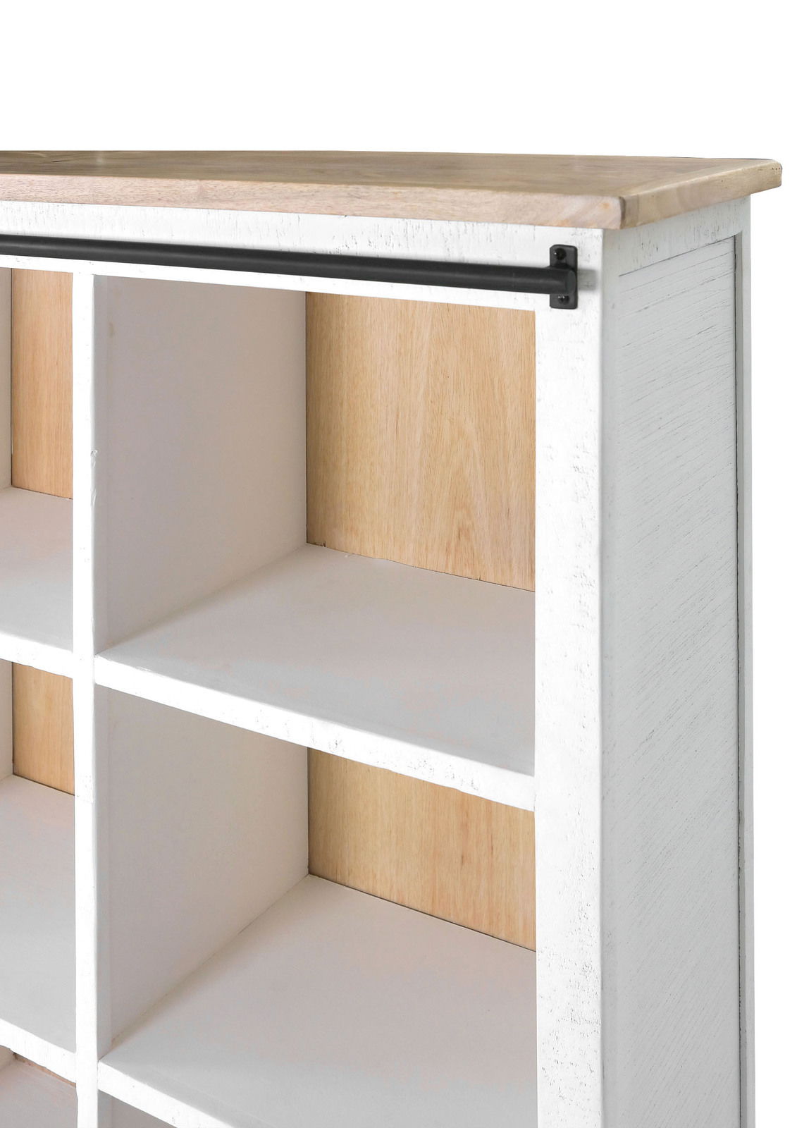 Nahaufnahme eines weißen Buffet-Aufsatzes mit Holzrückwand und schwarzer Metallstange, seitliche Perspektive.