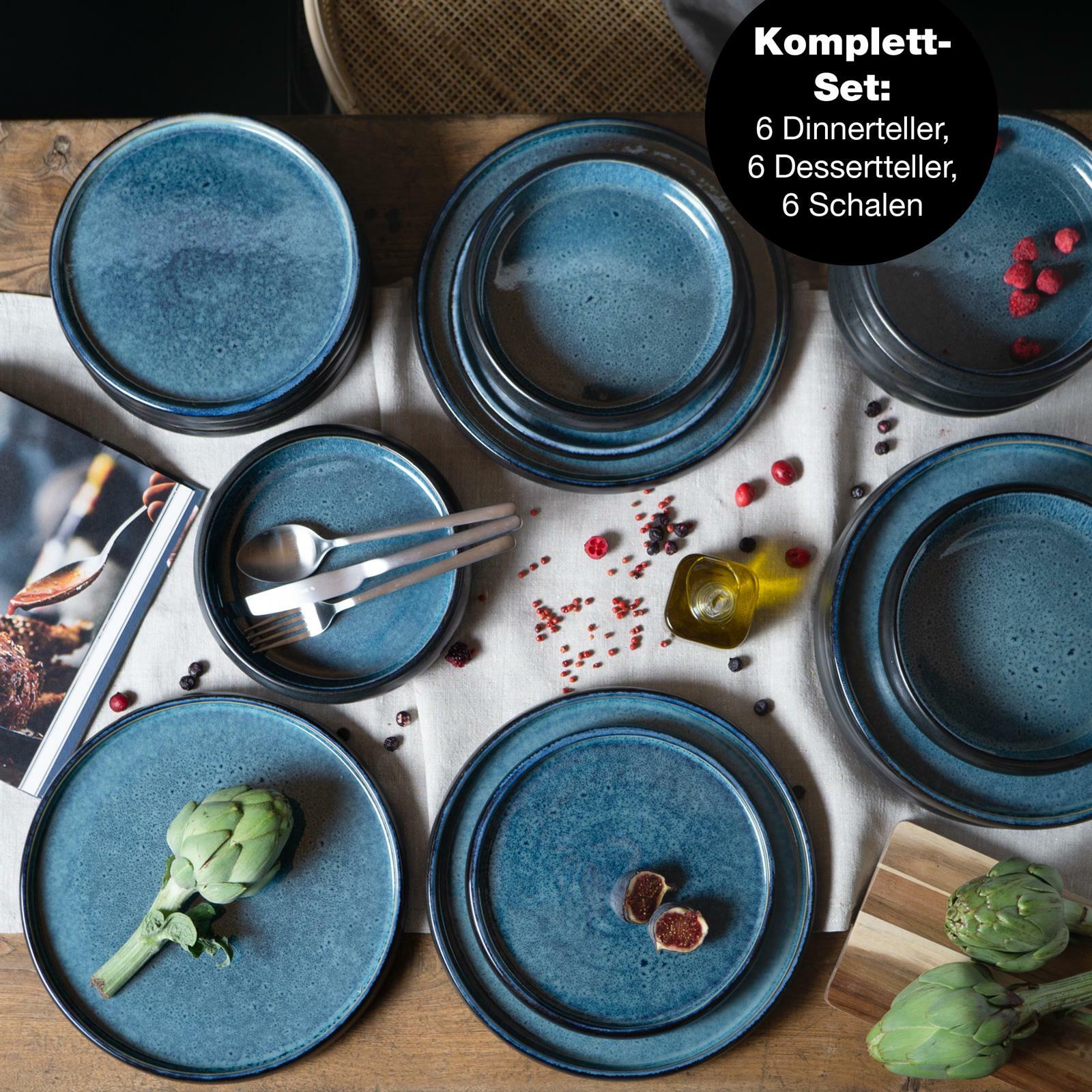 Moritz & Moritz Tafelservice 18-tlg Blau Reaktiv Vogelperspektive auf ein 18-teiliges Tafelservice in Blau mit 6 Dinner- und Desserttellern sowie 6 Schalen, dekoriert mit Artischocken, Feigen und Gewürzen.