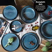 Vogelperspektive auf ein 18-teiliges Tafelservice in Blau mit 6 Dinner- und Desserttellern sowie 6 Schalen, dekoriert mit Artischocken, Feigen und Gewürzen.