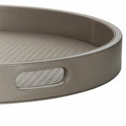 Großes, rundes Tablett in Grau mit seitlichem Griff, Nahaufnahme aus seitlicher Perspektive