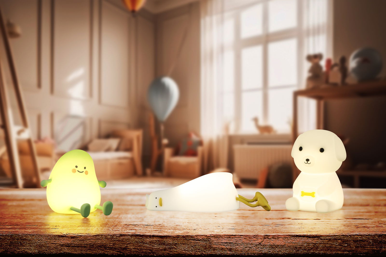 Drei niedliche Akku-Nachtleuchten in Form eines grünen Avocados, einer liegenden Ente und eines sitzenden Hundes auf einem Holztisch in einem Kinderzimmer. Frontalansicht.