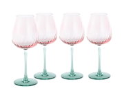 Vier bauchige Weingläser mit roséfarbenem Kelch und grün getöntem Stiel sowie Fuß, frontal in leichter Schrägansicht auf weißem Hintergrund.