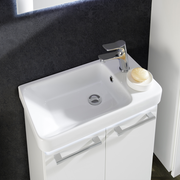 Moderner Waschtisch mit glänzendem Wasserhahn und Seifenschale, aus der Vogelperspektive fotografiert.