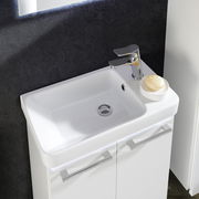 Moderner Waschtisch mit glänzendem Wasserhahn und Seifenschale, aus der Vogelperspektive fotografiert.