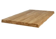 Massief houten tafelblad met natuurlijke boomrand en zichtbare nerf, vrijstaand tegen een witte achtergrond, in schuin perspectief van bovenaf (3/4-aanzicht)
