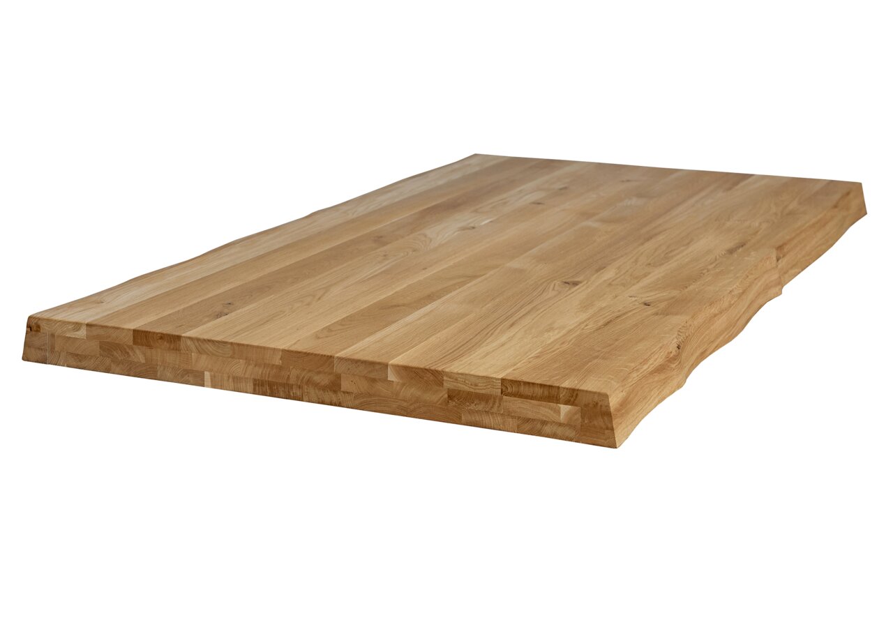 Massief houten tafelblad met natuurlijke boomrand en zichtbare nerf, vrijstaand tegen een witte achtergrond, in schuin perspectief van bovenaf (3/4-aanzicht)