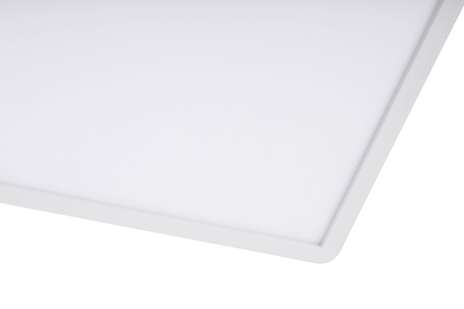 Nahaufnahme einer LED-Deckenleuchte aus der Seitenperspektive