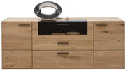 Frontale Ansicht eines modernen Sideboards aus Holz mit mehreren Schubladen und Fächern, dekoriert mit einem silbernen Dekorationsobjekt auf der Oberseite.