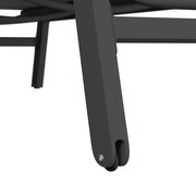 Nahaufnahme eines Beins einer Sonnenliege mit Rad, seitliche Perspektive