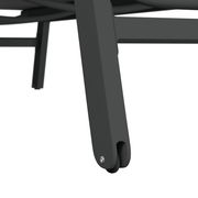 Nahaufnahme eines Beins einer Sonnenliege mit Rad, seitliche Perspektive