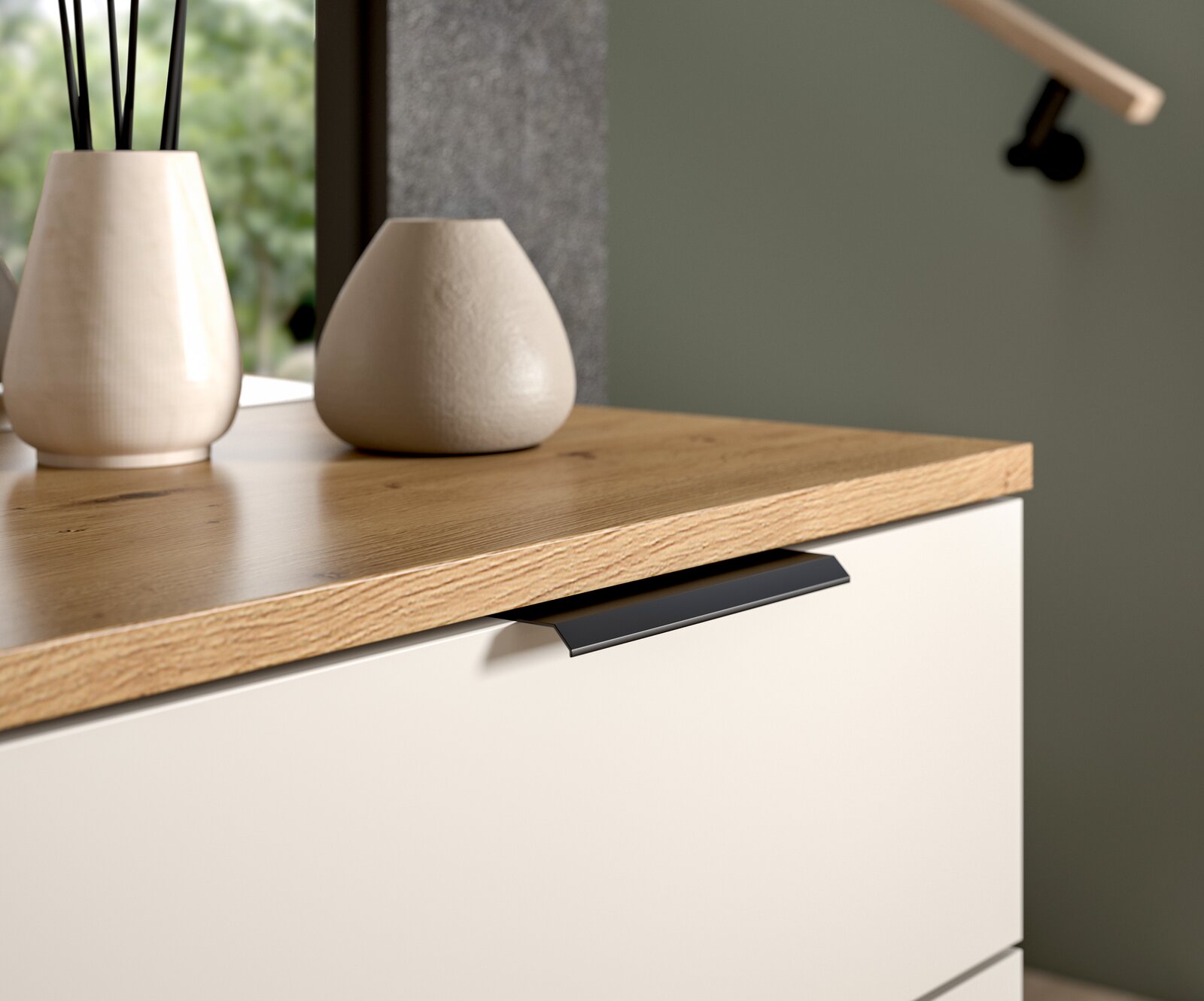Nahaufnahme einer Kompaktgarderobe mit Holzoberfläche und modernen Griffen, dekoriert mit zwei Vasen.