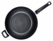 Wok Adamant 32cm aus der Vogelperspektive mit zwei Griffen, einer langen und einer kurzen.
