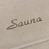 Beiges Saunatuch mit brauner Stickerei 'Sauna', Nahaufnahme