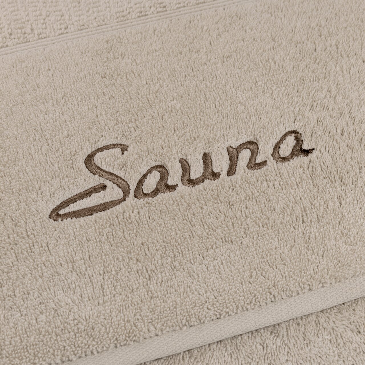 Frottana Saunatuch 80x200cm PEARL Beiges Saunatuch mit brauner Stickerei 'Sauna', Nahaufnahme