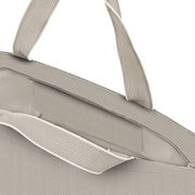 Nahaufnahme eines Shopper-Tasche in Herringbone-Muster, Farbe Sand, mit robusten Tragegriffen.
