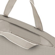 Nahaufnahme eines Shopper-Tasche in Herringbone-Muster, Farbe Sand, mit robusten Tragegriffen.